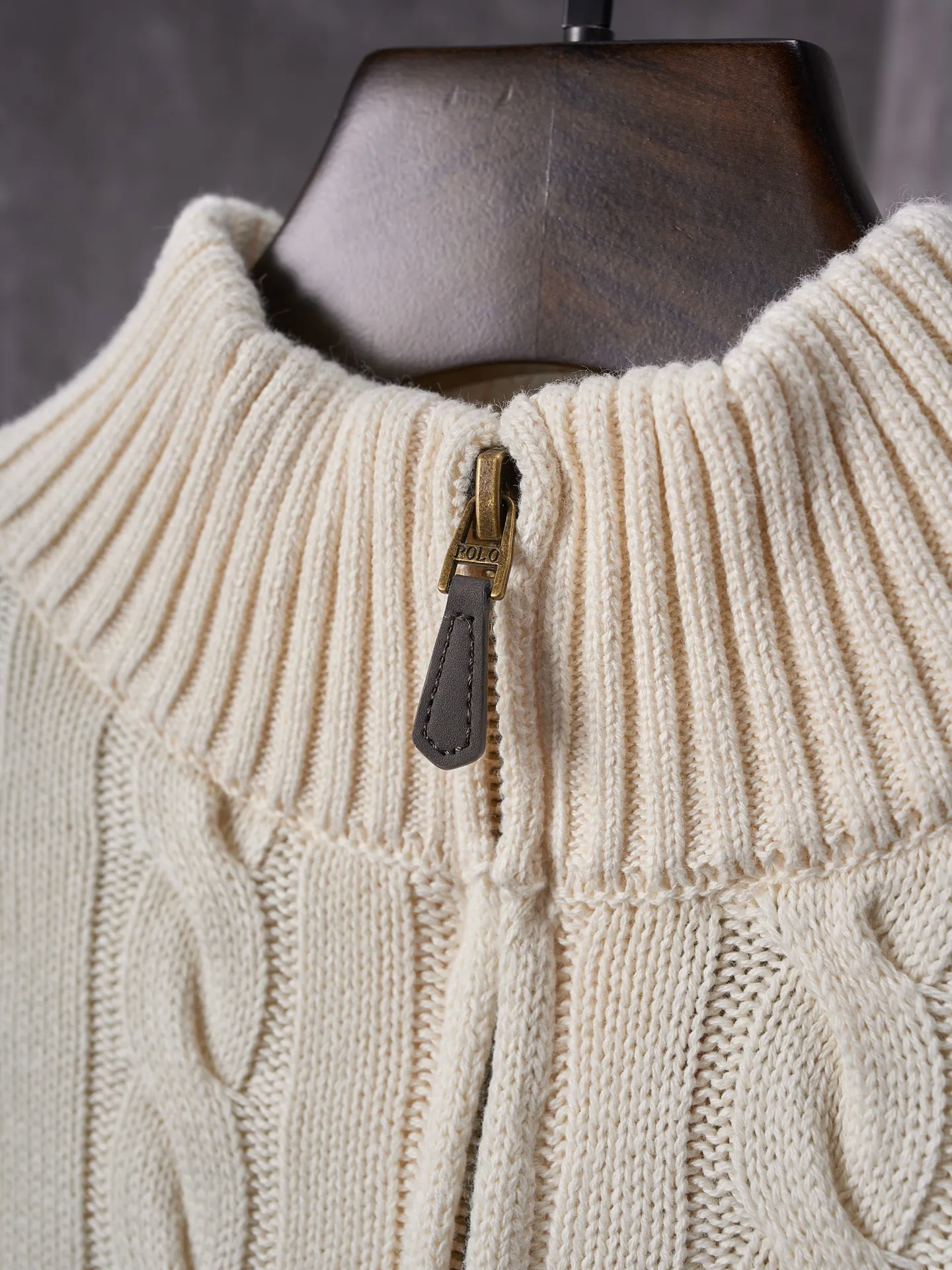 P420 Actual auction] Ralph Lauren/Ralph Lauren embroidered cable knitted half-zip sweater [Ready stock] S M L Zippered half-high collar design, just the right amount of splendor. Interpret high-end style with unique details. Adhere to the timeless elegance and taste. Use imported machine embroidery technology. Use advanced computer control system and precision mechanical components to realize the iconic pony embroidery operation. High precision. Smooth and delicate lines. Three-dimensional cable weaving. Through clever shifting and interweaving of coils, adjacent coils are cross-shifted to form a twisting effect. The lines are smooth and regular. Time-consuming and labor-intensive. Ready-made clothes are washed and softened to remove odors. Use professional washing equipment and specific detergents to deeply clean and deodorize clothes, improve the feel and appearance of clothes, and improve the fit.